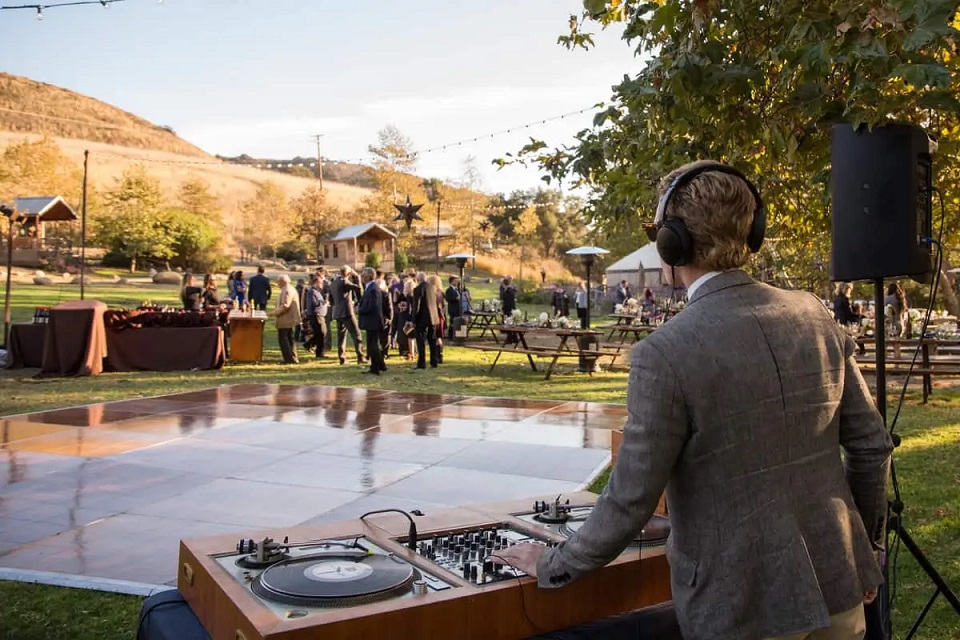 Benefits Of Hiring A Wedding DJ