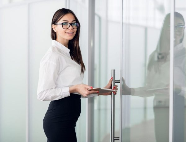 Choosing the Right Automatic Door Repair Service Provider