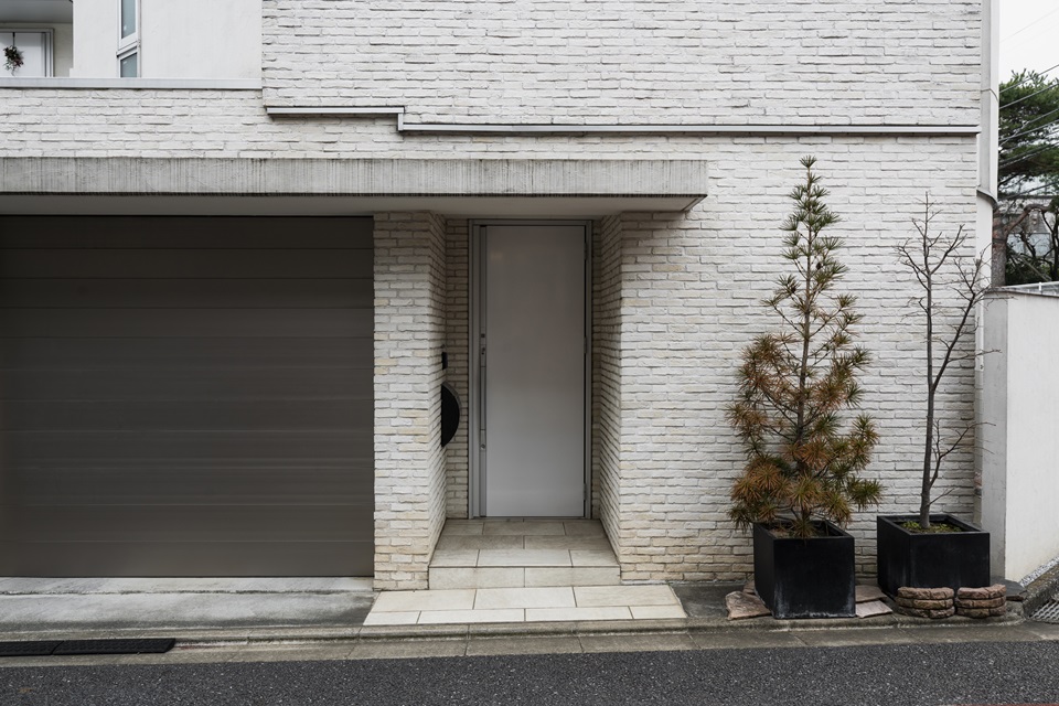 The Different Issues A Garage Door Repairman Can Spot Early